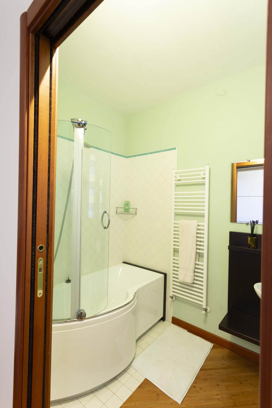 The green room's bathroom with a curved corner bath