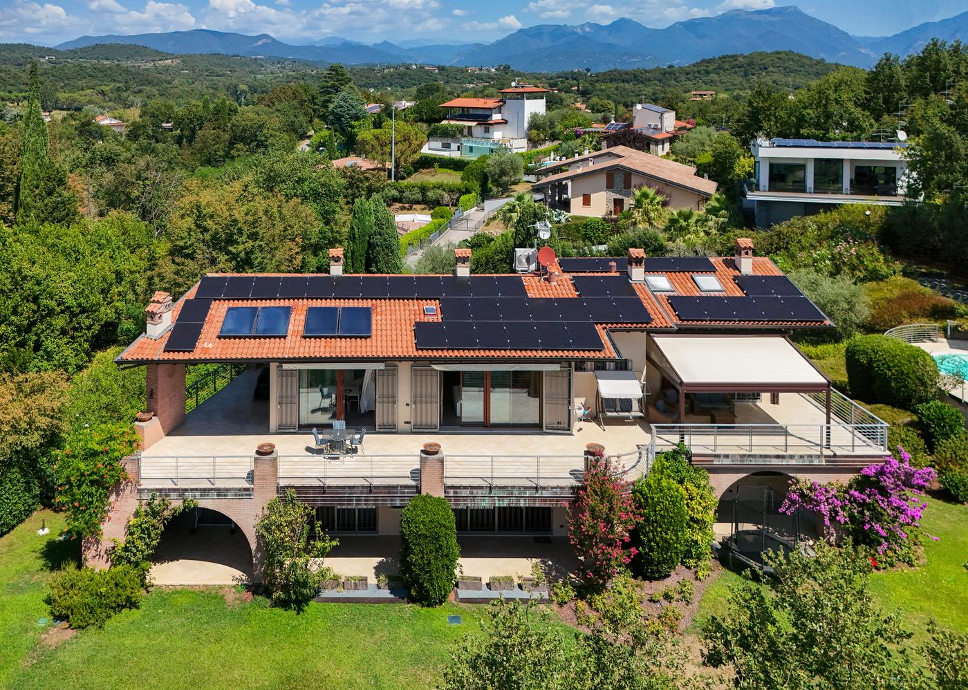 The front of the villa with the mountains behind