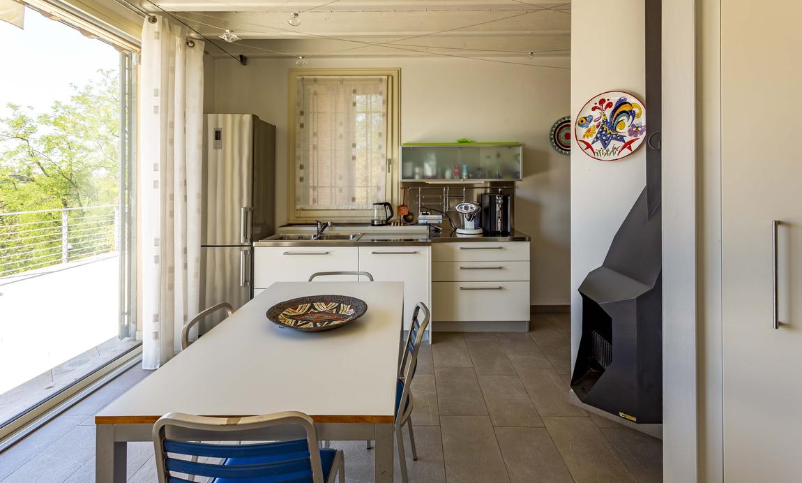 The kitchen with its table and wood-burning stove