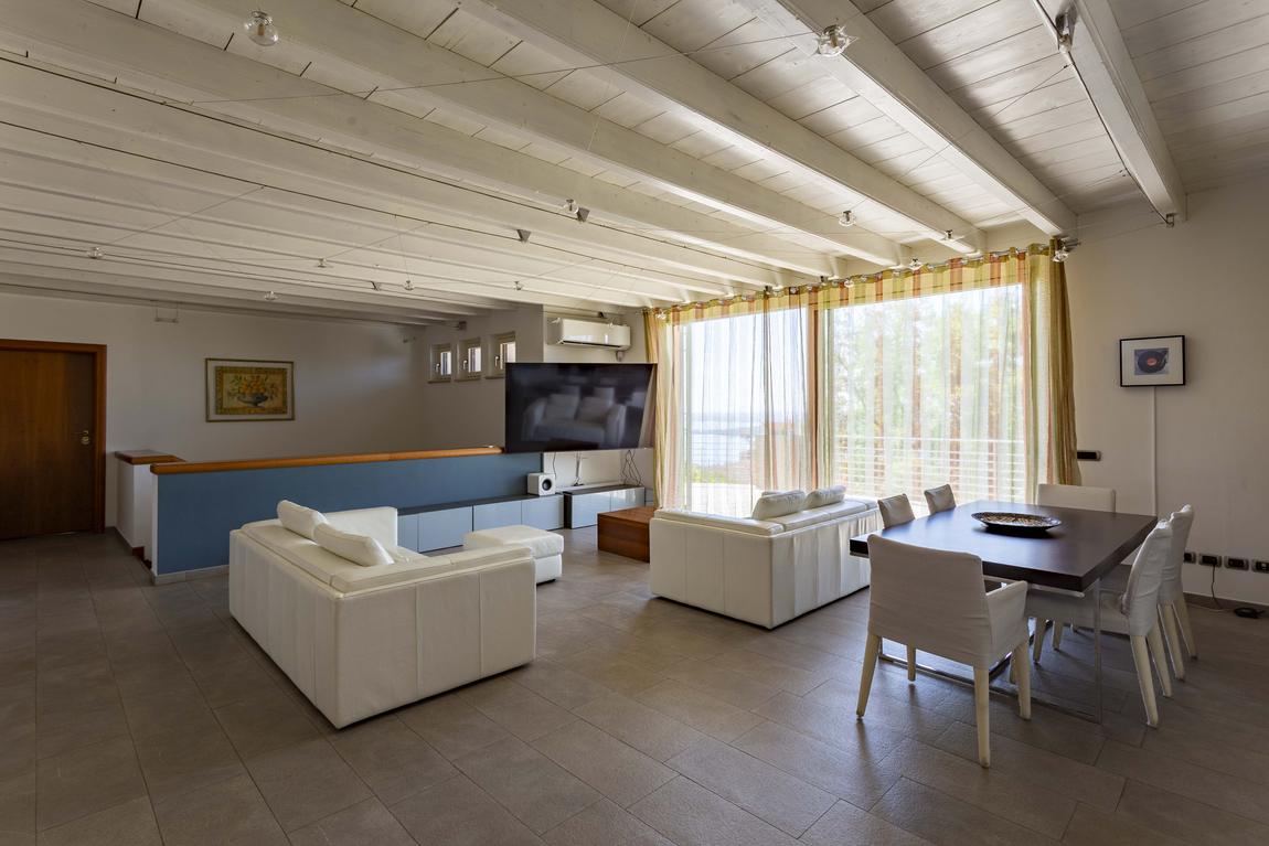 Sofas facing the wide window onto the lake