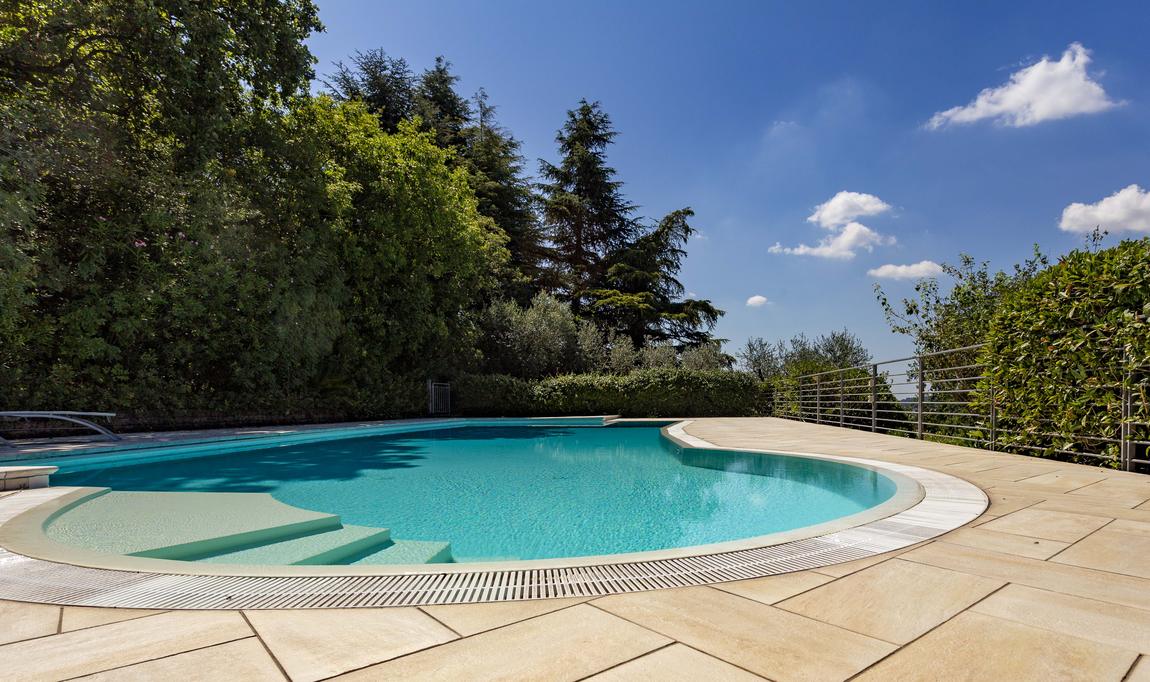 The curved shallow end of the pool at water level